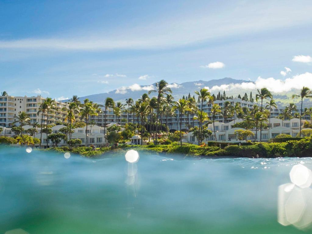 einen Luftblick auf ein Resort mit Palmen und Wasser in der Unterkunft Fairmont Kea Lani, Maui in Wailea