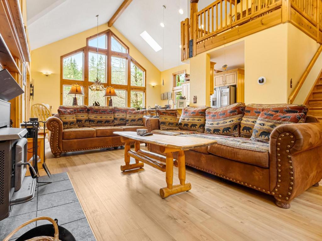uma sala de estar com sofás e uma mesa em Rapid River Retreat em Rhododendron