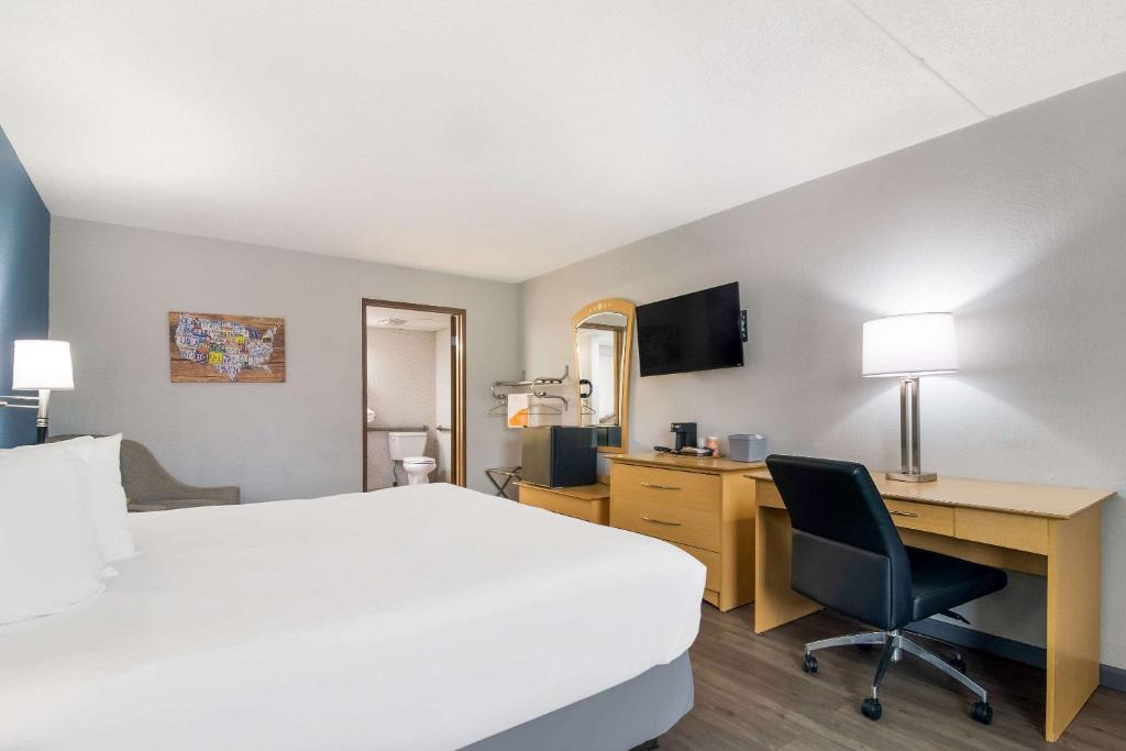 TV a/nebo společenská místnost v ubytování Econo Lodge Branson Theater District