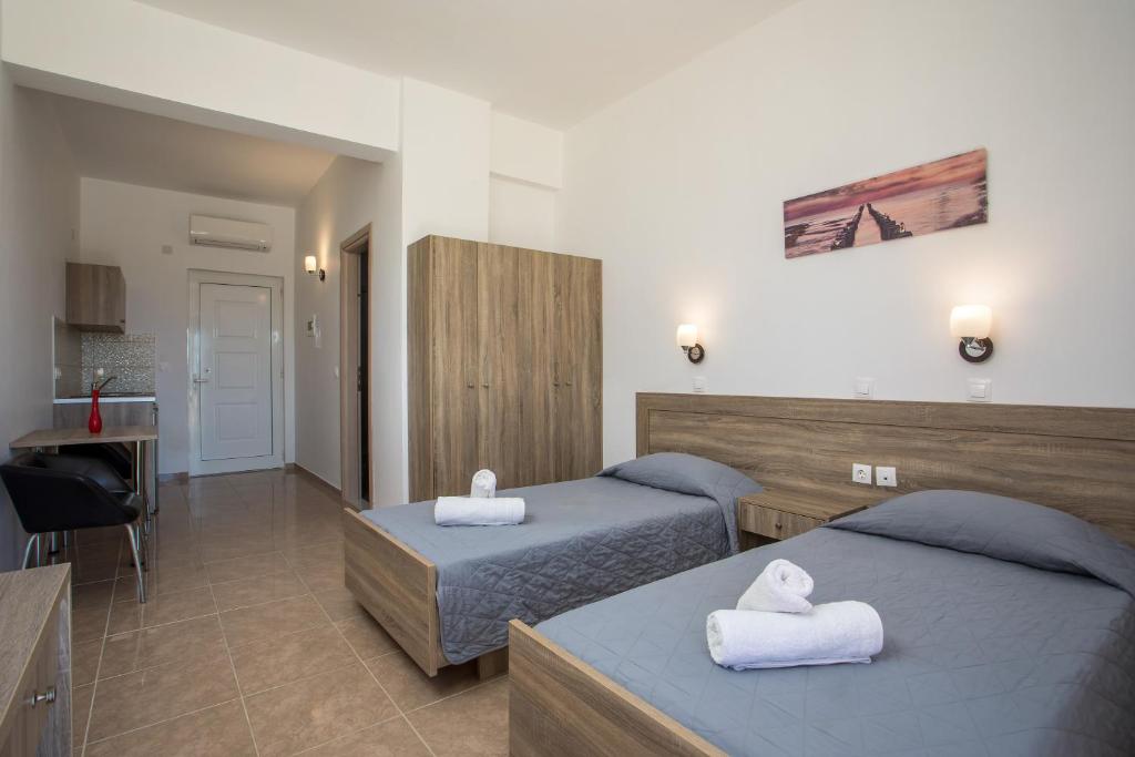 Habitación de hotel con 2 camas y toallas. en Al Mare Apartments, en Afantou