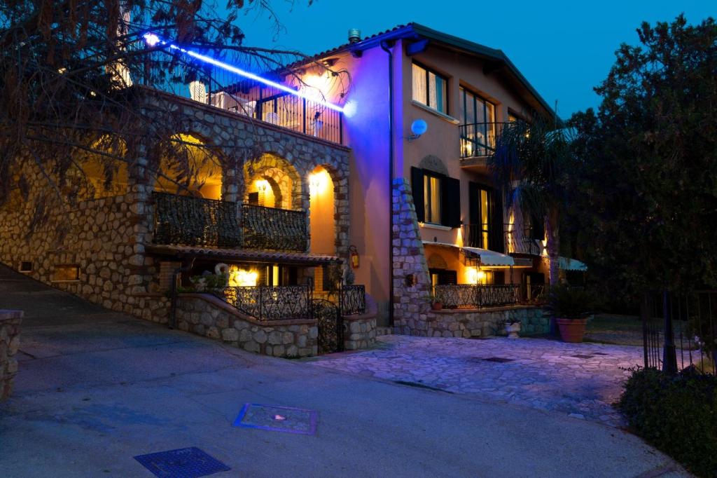 Tòa nhà nơi khách sạn căn hộ tọa lạc