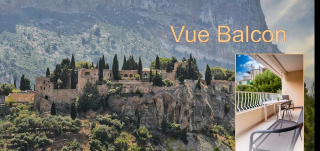 une photo d'un château au sommet d'une montagne dans l'établissement Cassis centre- Entre Falaise et Port, à Cassis