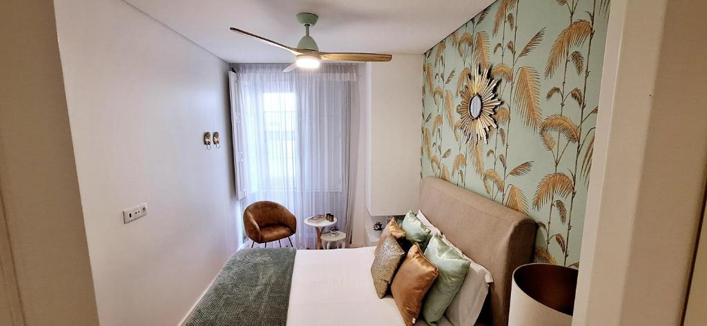 um quarto com uma cama com uma parede estampada de flores em Oporto Golden View Ribeira no Porto