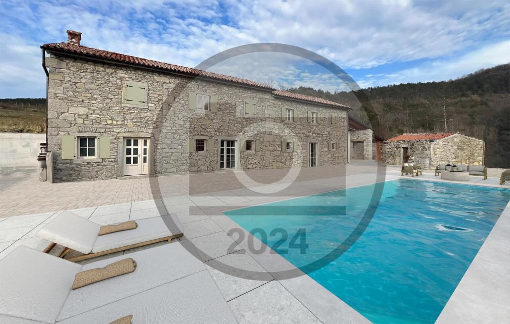uma grande piscina em frente a uma casa de pedra em Nice Home In Buzet With Kitchen em Buzet