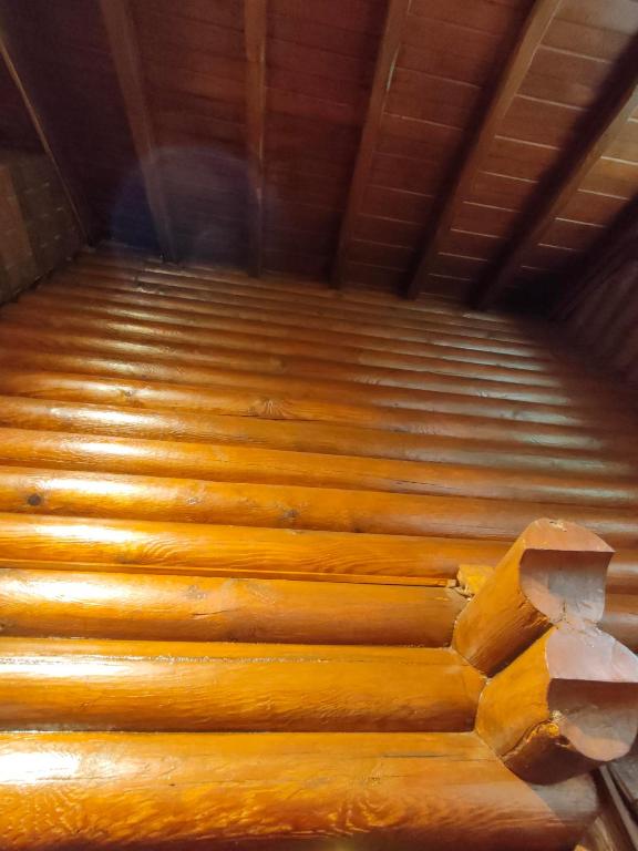 um conjunto de escadas de madeira num quarto em Chalet's lake_Bolu Abant _log house em Piroğlu