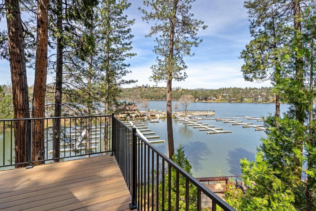 een terras met uitzicht op een meer met boten bij Lakefront A Big House on the Lake in Groveland