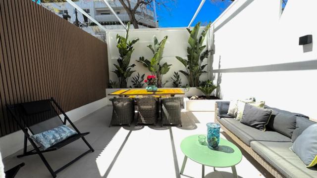 Posedenie v ubytovaní Marbella Center Beachfront with Private Patio