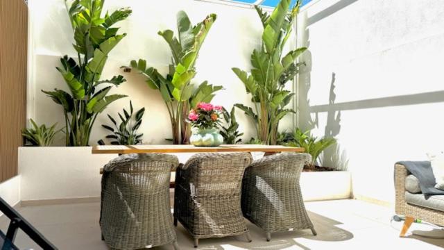 Posedenie v ubytovaní Marbella Center Beachfront with Private Patio