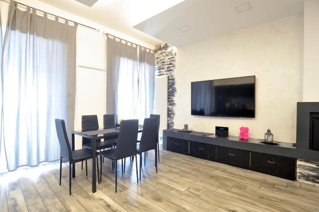TV a/nebo společenská místnost v ubytování CASA ROSA LUCIA CENTRALE CON PARCHEGGIO