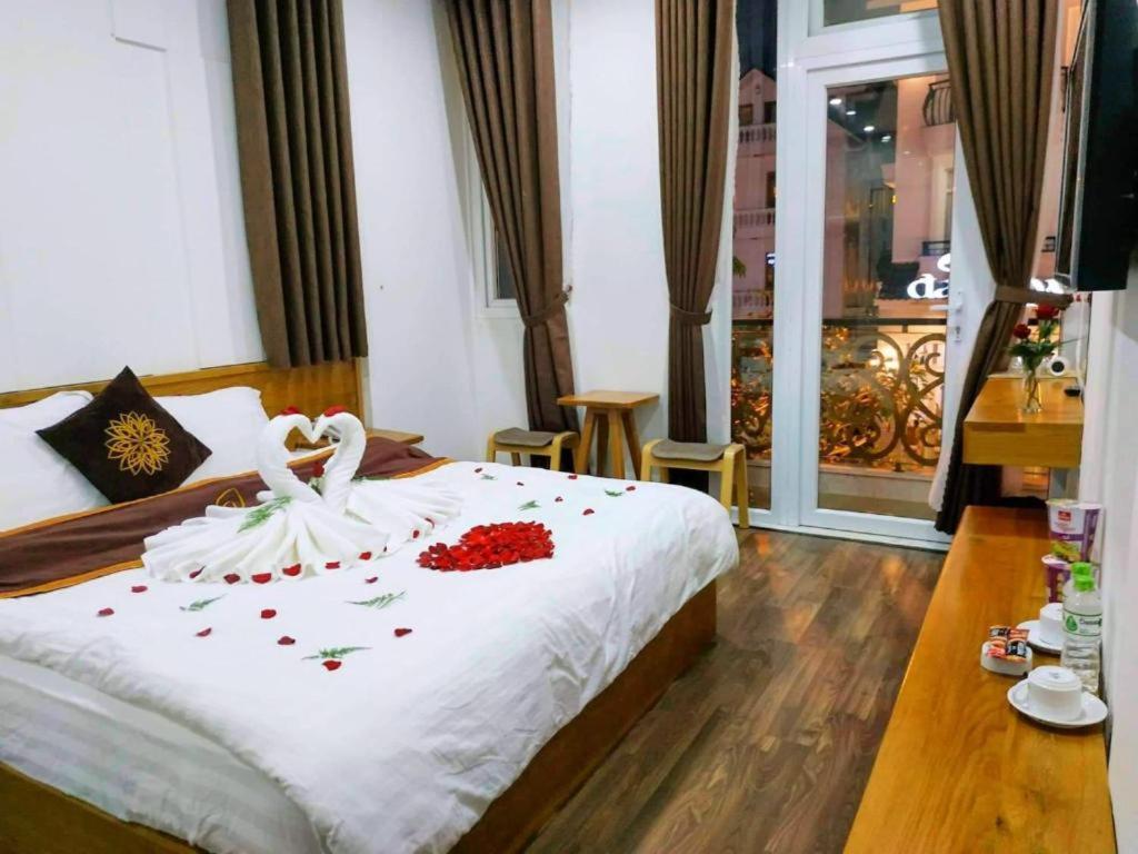 una camera da letto con un letto a cigno sopra di Phương Anh Valley Hotel a Da Lat