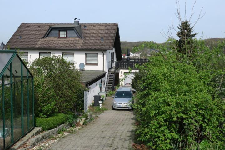 een auto geparkeerd voor een huis bij Ferienwohnung Schneider-Peters in Kürten