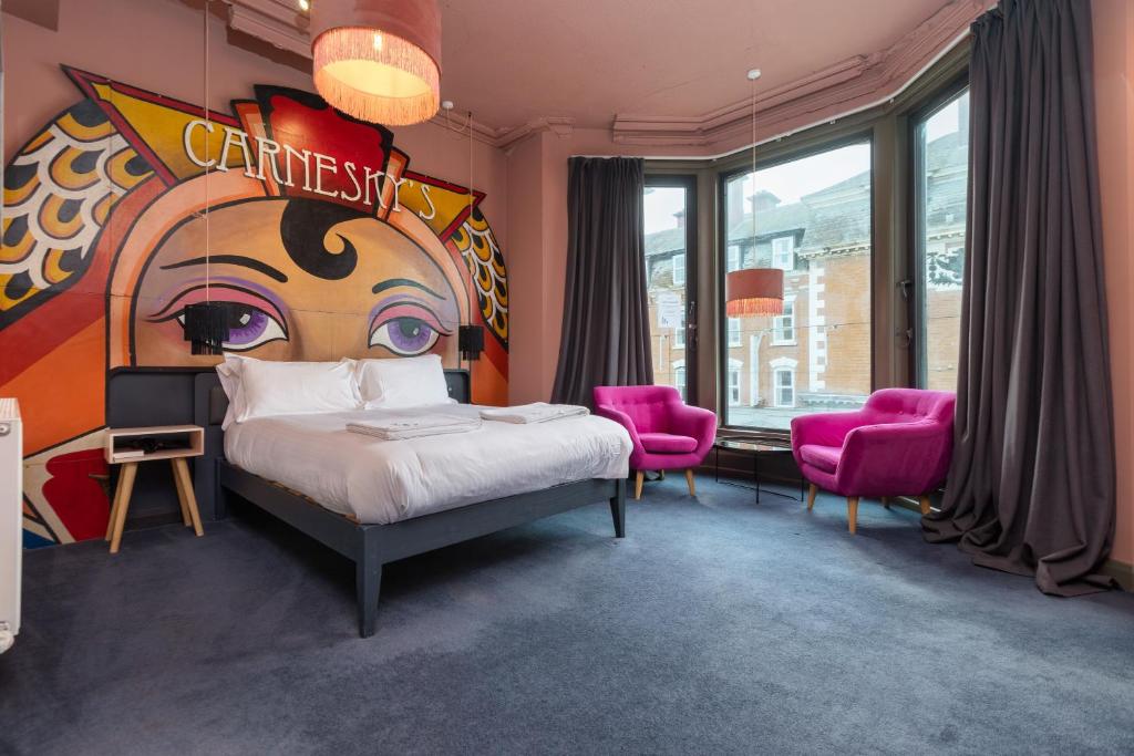 een slaapkamer met een bed met een schilderij aan de muur bij ART B&B in Blackpool