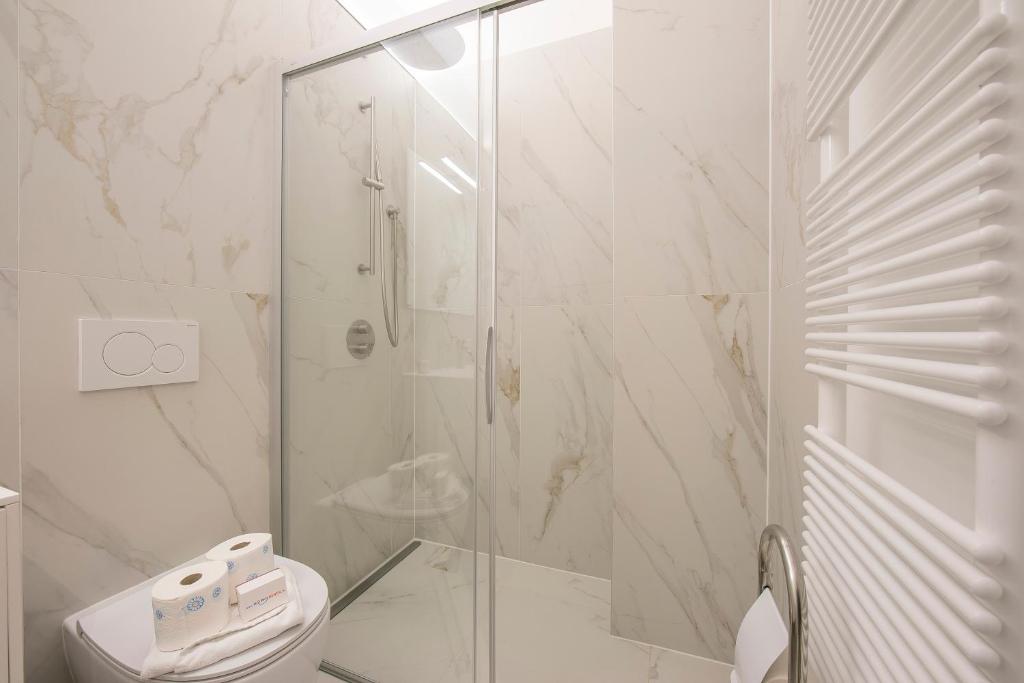 bagno bianco con doccia e servizi igienici di Res San Marco 1 - Happy Rentals a Lugano