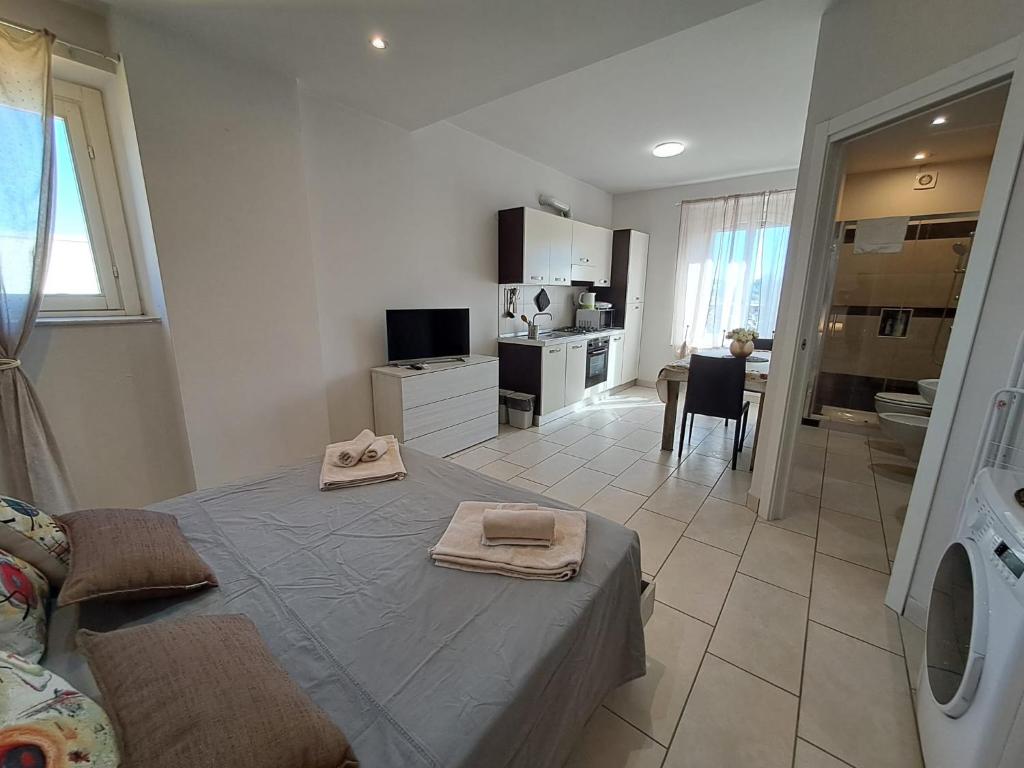 una camera con un letto con due asciugamani di Appartamento Ornella a Cremona