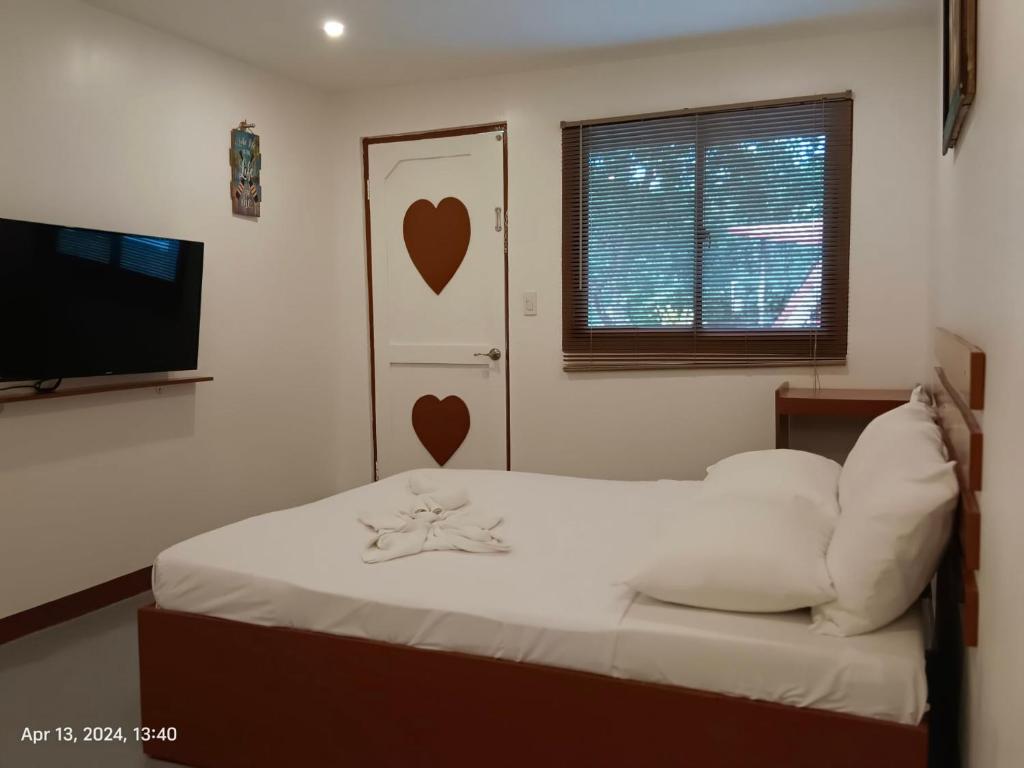Postel nebo postele na pokoji v ubytování Loboc Nipa Huts Cottages Rental