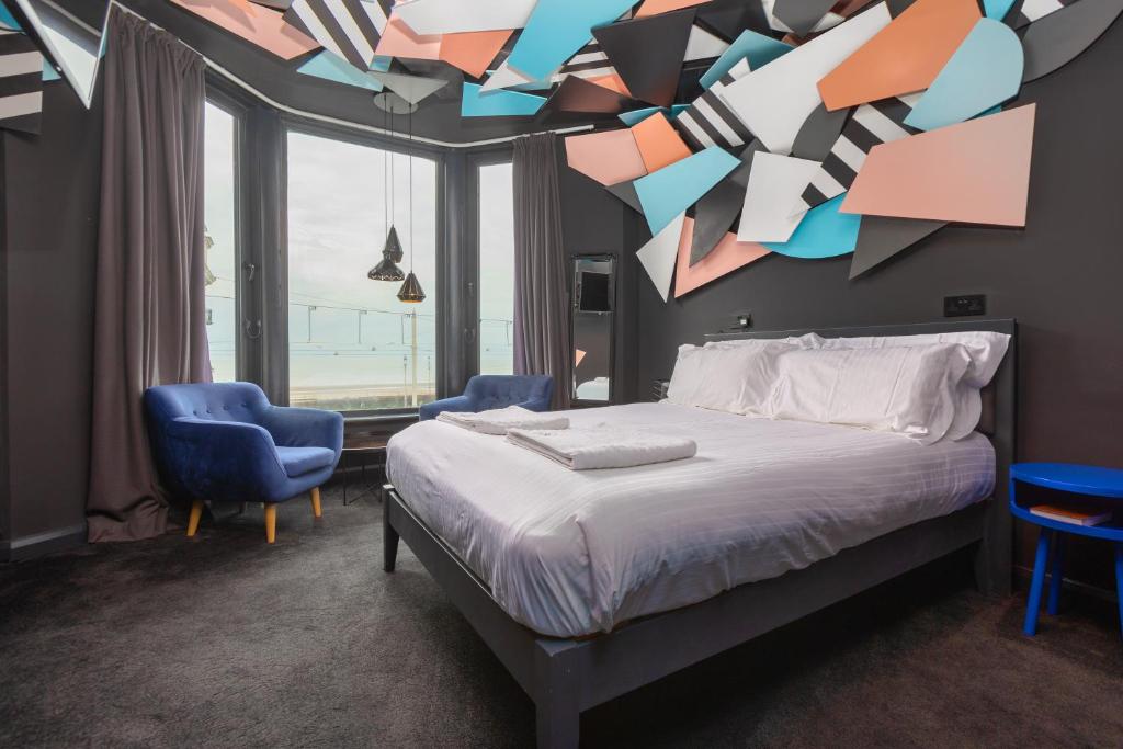 ART B&B في بلاكبول: غرفة نوم بسرير وكرسيين ازرق