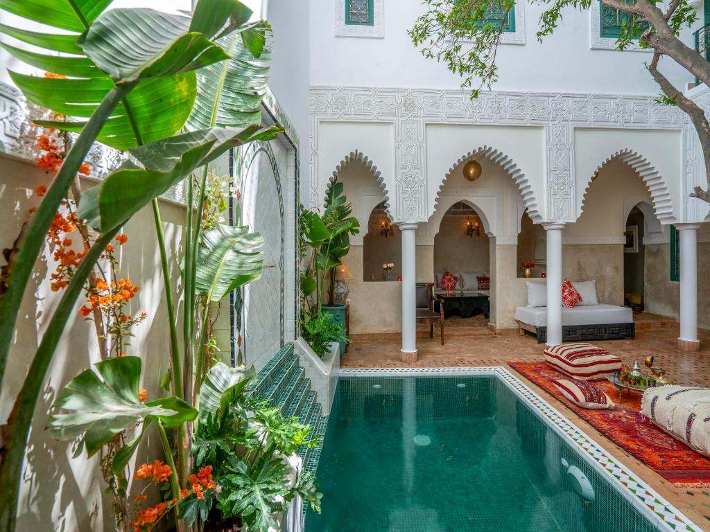 een binnenplaats met een zwembad in een huis bij Riad dar dada&spa in Marrakesh