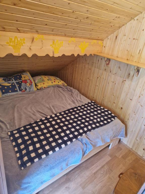 Postel nebo postele na pokoji v ubytování Koča v gozdu, Forest house near Bled