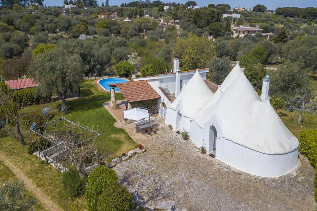 La casa sulla roccia trulli with pool Monopoli
