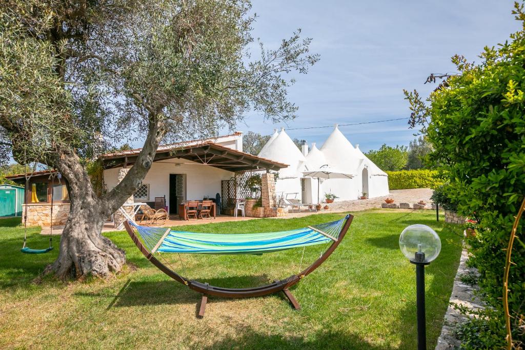 hamak w podwórzu domu w obiekcie La Casa Sulla Roccia Trulli Pool - Happy Rentals w mieście Monopoli