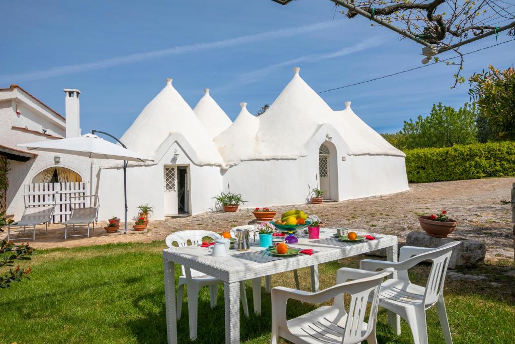Ogród w obiekcie La Casa Sulla Roccia Trulli Pool - Happy Rentals