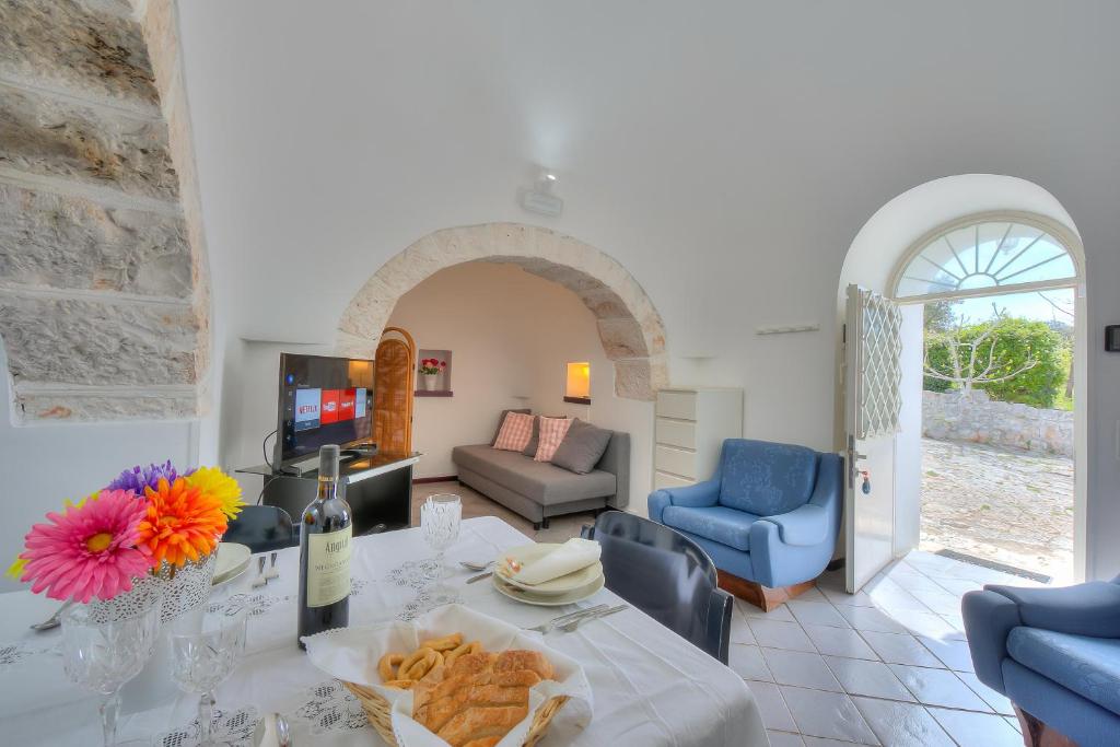 Część wypoczynkowa w obiekcie La Casa Sulla Roccia Trulli Pool - Happy Rentals