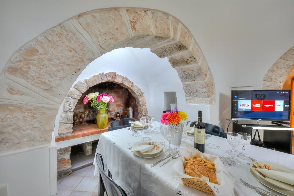 Telewizja i/lub zestaw kina domowego w obiekcie La Casa Sulla Roccia Trulli Pool - Happy Rentals