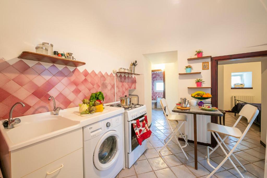 Kuchnia lub aneks kuchenny w obiekcie La Casa Sulla Roccia Trulli Pool - Happy Rentals