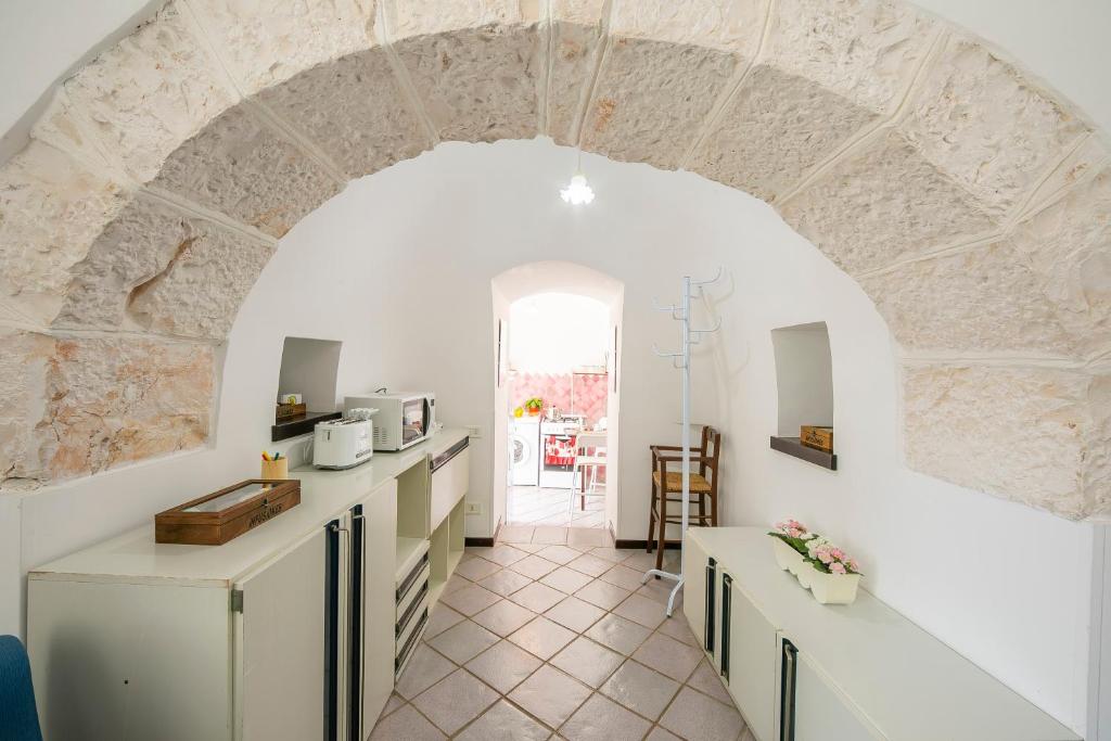 Kuchnia lub aneks kuchenny w obiekcie La Casa Sulla Roccia Trulli Pool - Happy Rentals