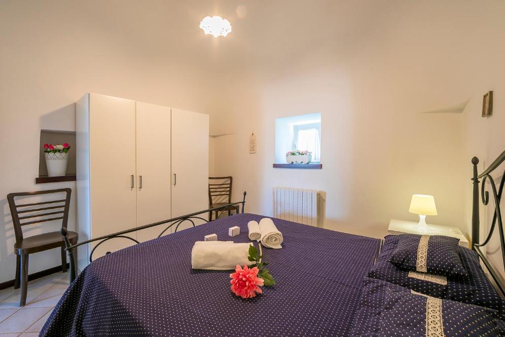 Łóżko lub łóżka w pokoju w obiekcie La Casa Sulla Roccia Trulli Pool - Happy Rentals