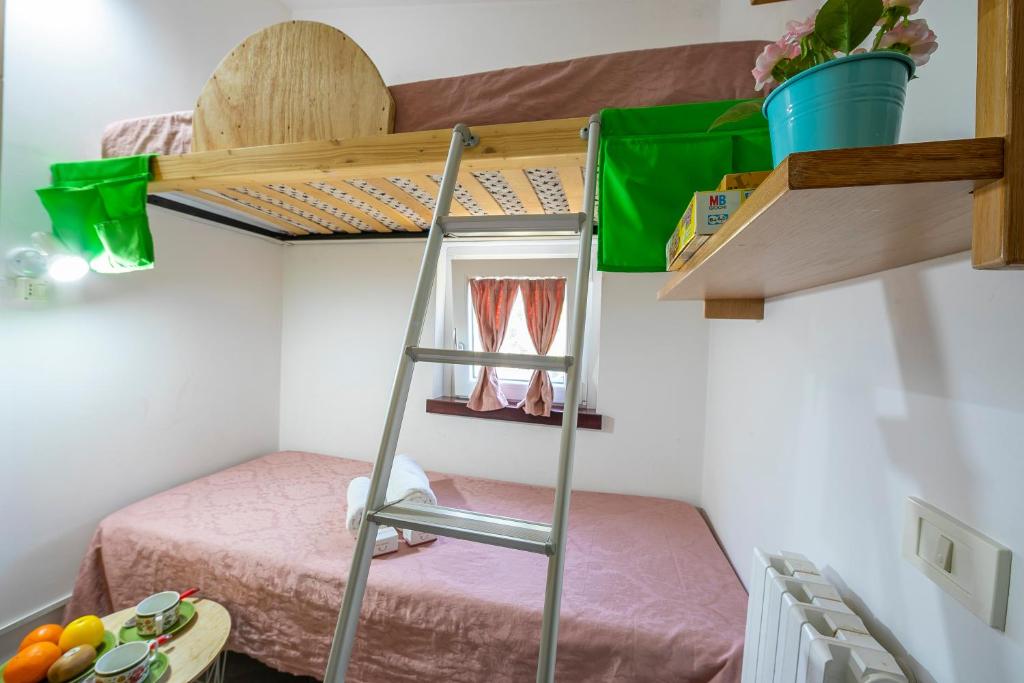 Pokój z łóżkiem piętrowym i drabiną w obiekcie La Casa Sulla Roccia Trulli Pool - Happy Rentals w mieście Monopoli