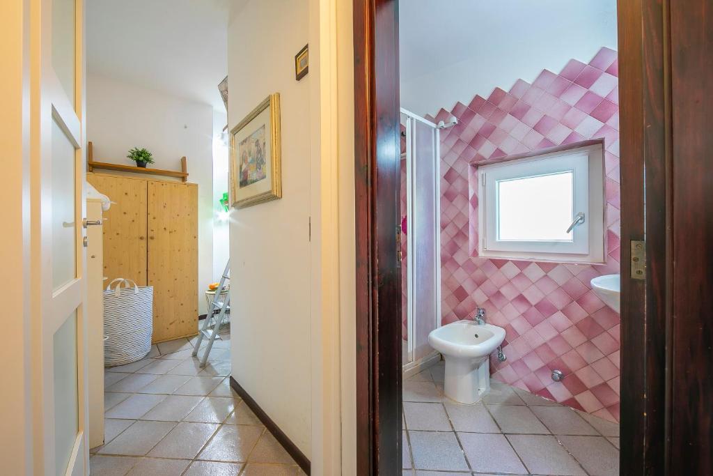 łazienka z umywalką i toaletą w obiekcie La Casa Sulla Roccia Trulli Pool - Happy Rentals w mieście Monopoli