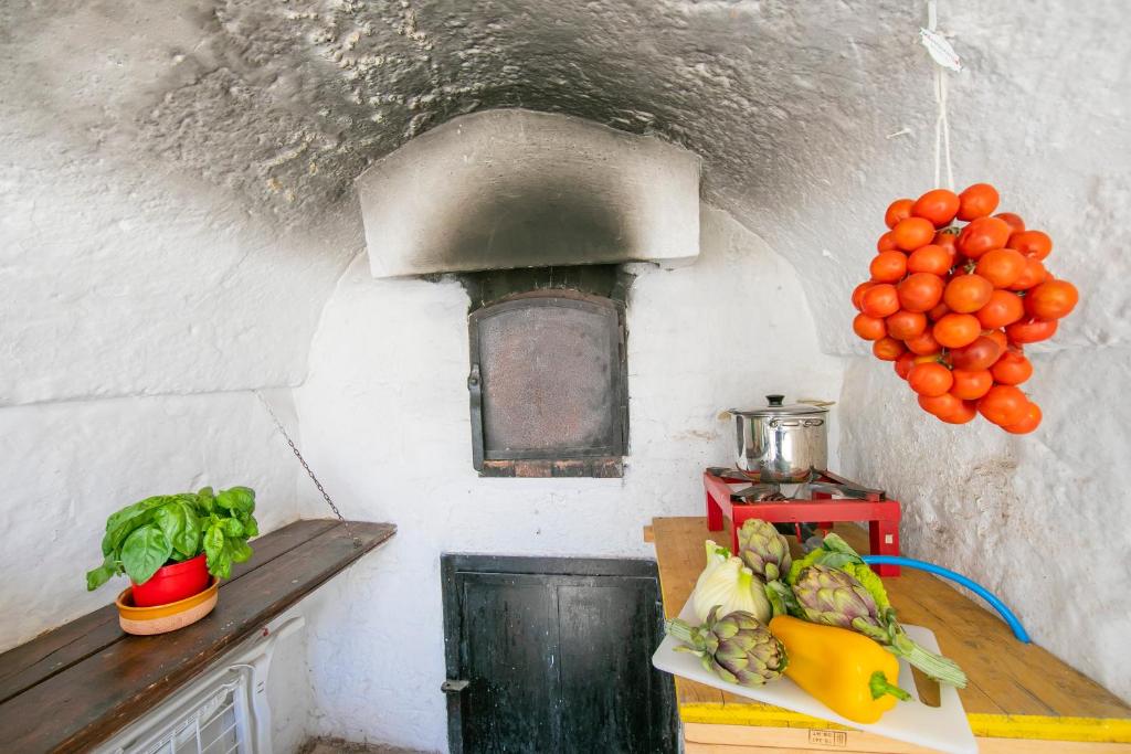 Kuchnia lub aneks kuchenny w obiekcie La Casa Sulla Roccia Trulli Pool - Happy Rentals