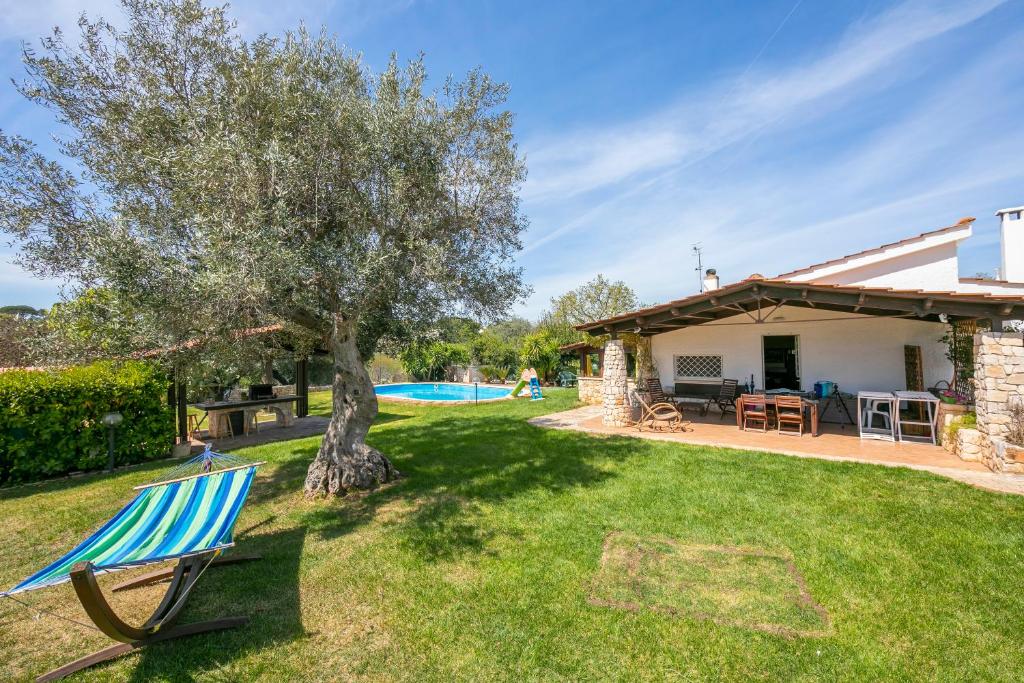 Ogród w obiekcie La Casa Sulla Roccia Trulli Pool - Happy Rentals
