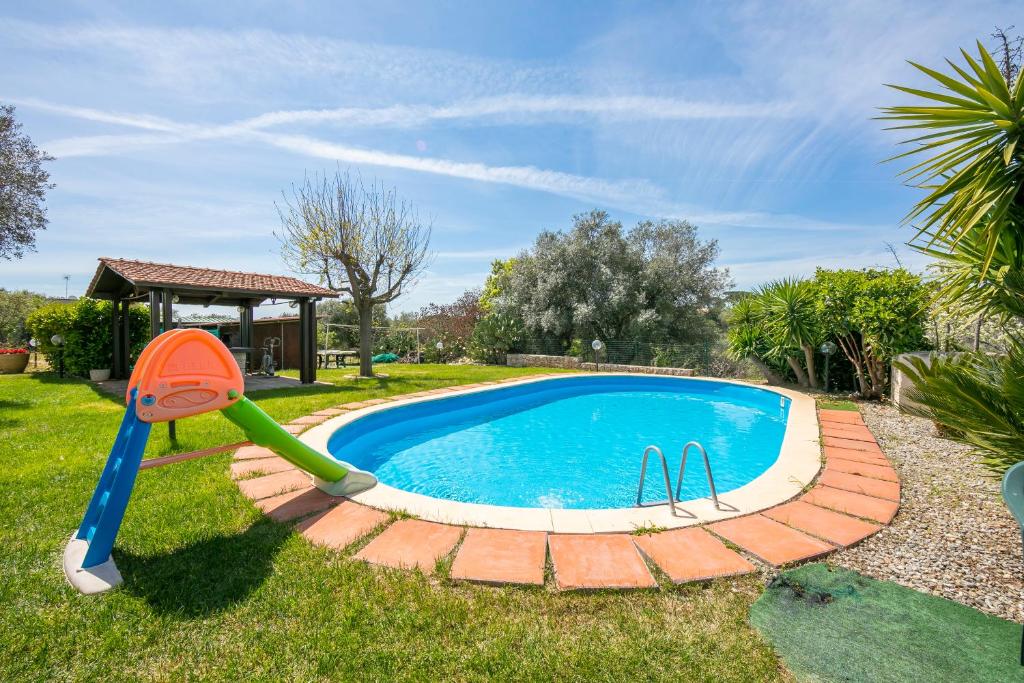 Basen w obiekcie La Casa Sulla Roccia Trulli Pool - Happy Rentals lub w pobliżu