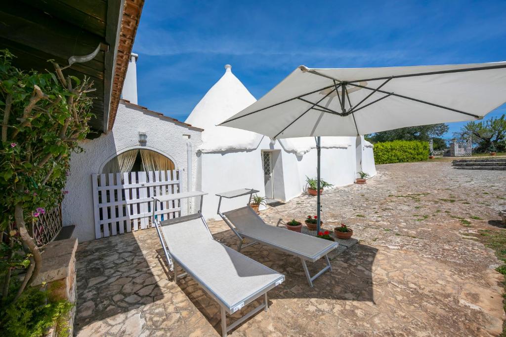 Patio lub wspólna przestrzeń na świeżym powietrzu w obiekcie La Casa Sulla Roccia Trulli Pool - Happy Rentals