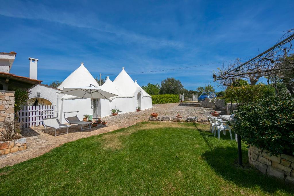 Ogród w obiekcie La Casa Sulla Roccia Trulli Pool - Happy Rentals