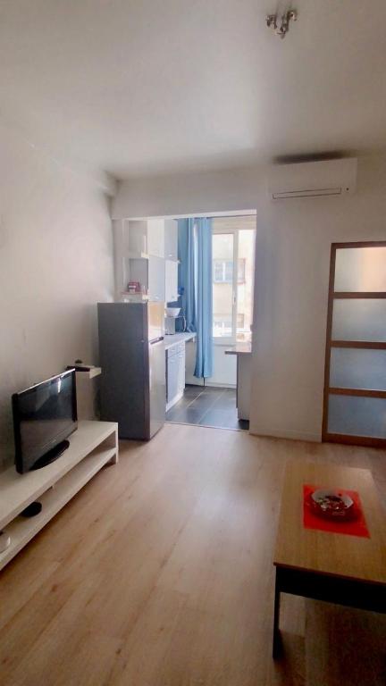 een lege kamer met een keuken en een woonkamer bij Lovely 3 rooms Nice riquier next to Port with AC! in Nice