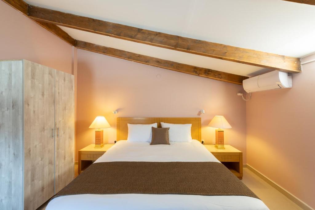 a bedroom with a large bed and two lamps at Villa Li Eilat in Eilat