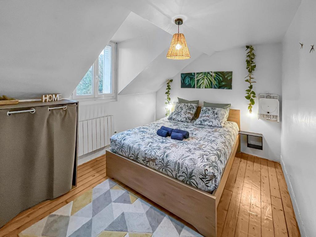 - une petite chambre avec un lit et un réfrigérateur dans l'établissement Appartement Lumineux à Thorigny, à Thorigny-sur-Marne