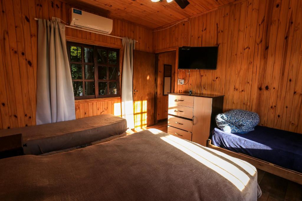 Ένα ή περισσότερα κρεβάτια σε δωμάτιο στο Cabañas Atardecer del Paraná