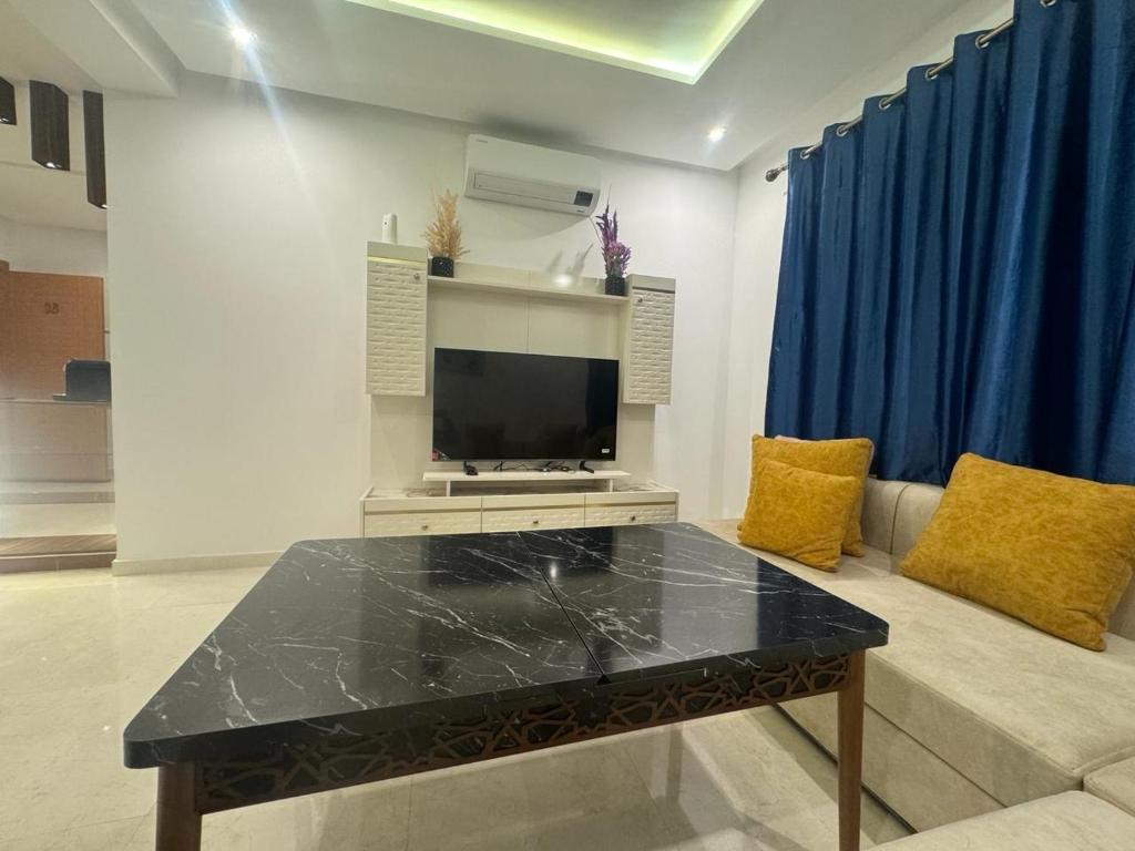 a living room with a tv and a couch at Appart haut standing coralia 14 in Oujda