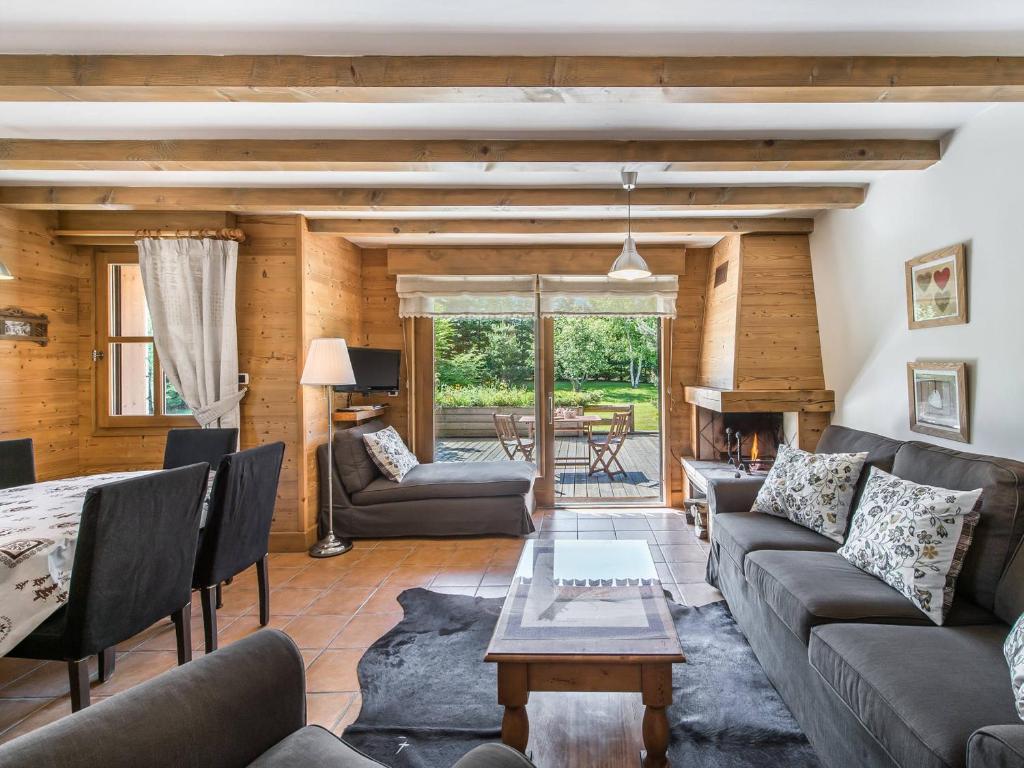 a living room with couches and a table at Appartement Megève, 3 pièces, 4 personnes - FR-1-453-275 in Megève