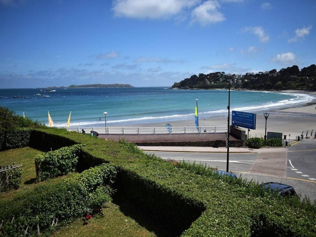 une vue d'une plage avec l'océan dans l'établissement Maisonnette à Perros-Guirec près de la plage avec parking - FR-1-368-415, à Perros-Guirec