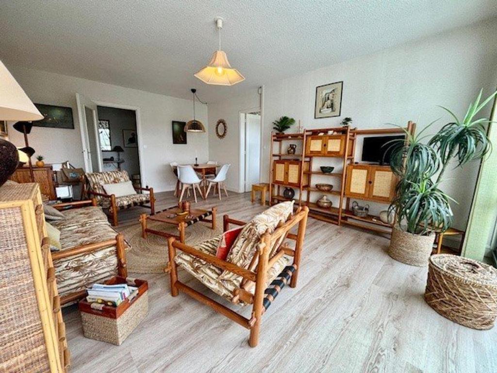 un salon avec un canapé et une table dans l'établissement Quiberon - Appartement 3 pièces avec Balcon, Parking, Proche Plage et Centre-ville - FR-1-478-280, à Quiberon