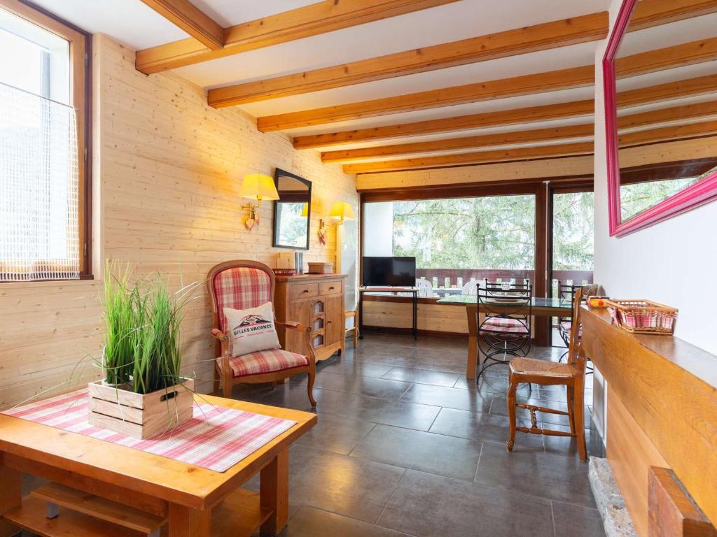 - un salon avec des plafonds en bois, une table et des chaises dans l'établissement Appartement cosy 2 chambres avec parking et balcon à Saint-Lary-Soulan - FR-1-296-310, à Saint-Lary-Soulan
