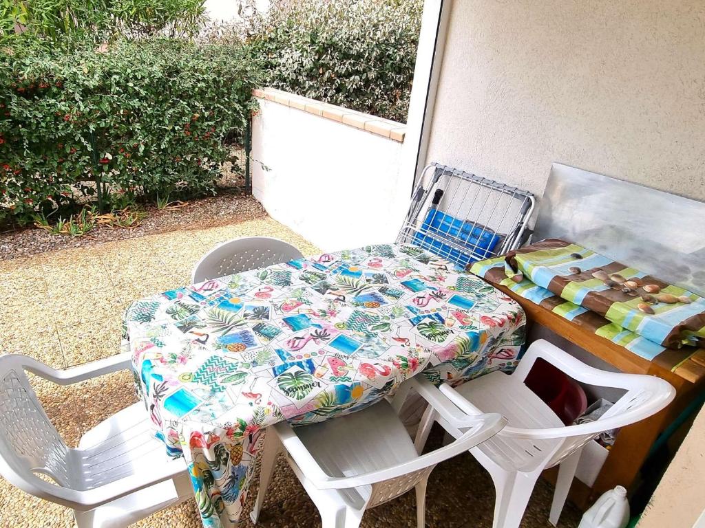 Vonkajšia záhrada v ubytovaní **Charmant T2 4 pers, terrasse jardin, prox. plage, park. privé, quartier Pinède** - FR-1-607-160