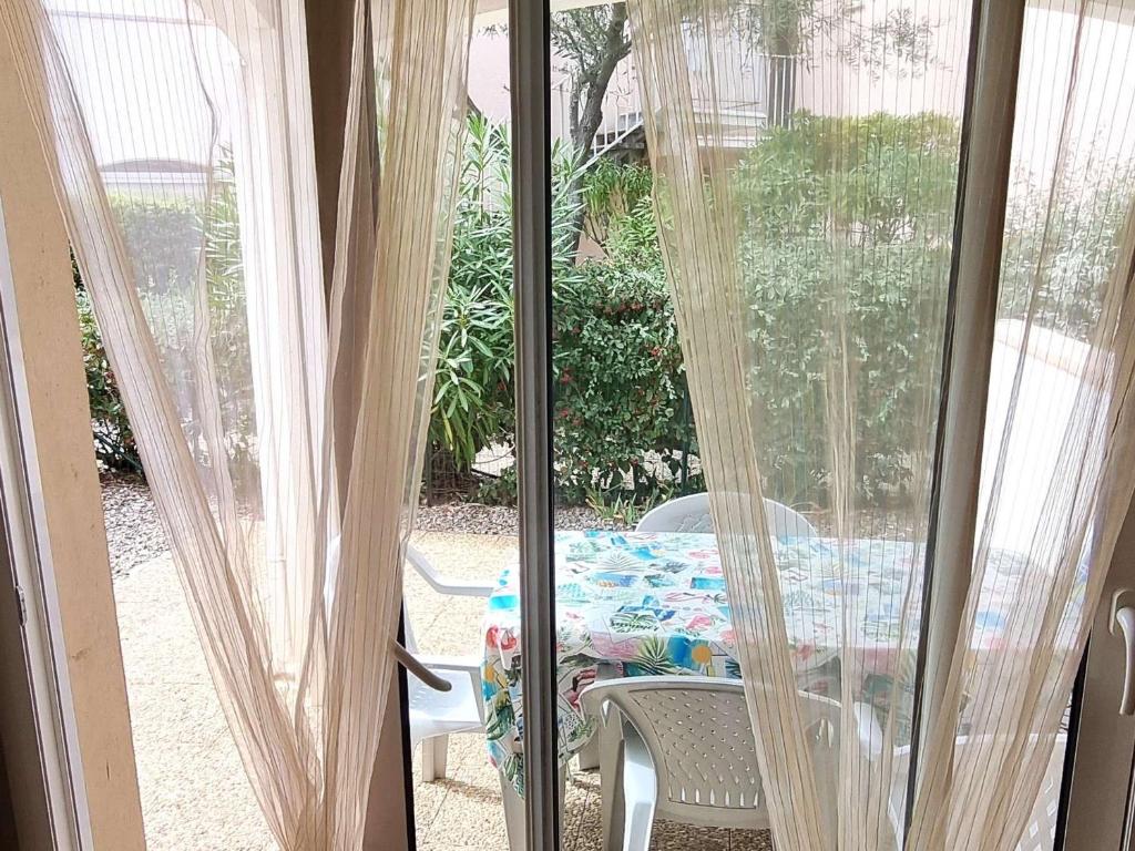 Balkón alebo terasa v ubytovaní **Charmant T2 4 pers, terrasse jardin, prox. plage, park. privé, quartier Pinède** - FR-1-607-160