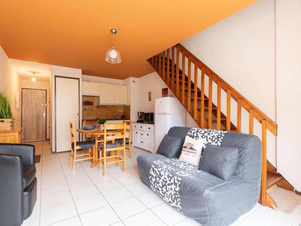 un salon avec un canapé et une cuisine dans l'établissement Duplex pour 6 pers, plein sud, proche thermes et télécabine, parking privé - Saint-Lary-Soulan - FR-1-296-297, à Saint-Lary-Soulan