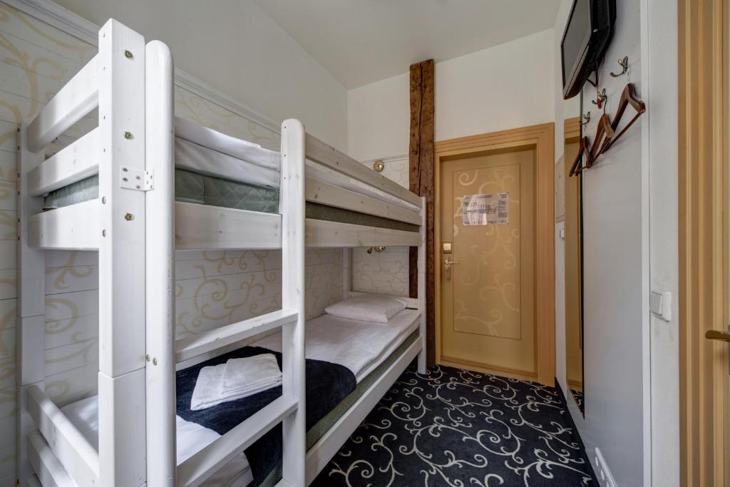 Meriton Old Town Garden Hotel - Small Room With Bunk Bed And Free Parking